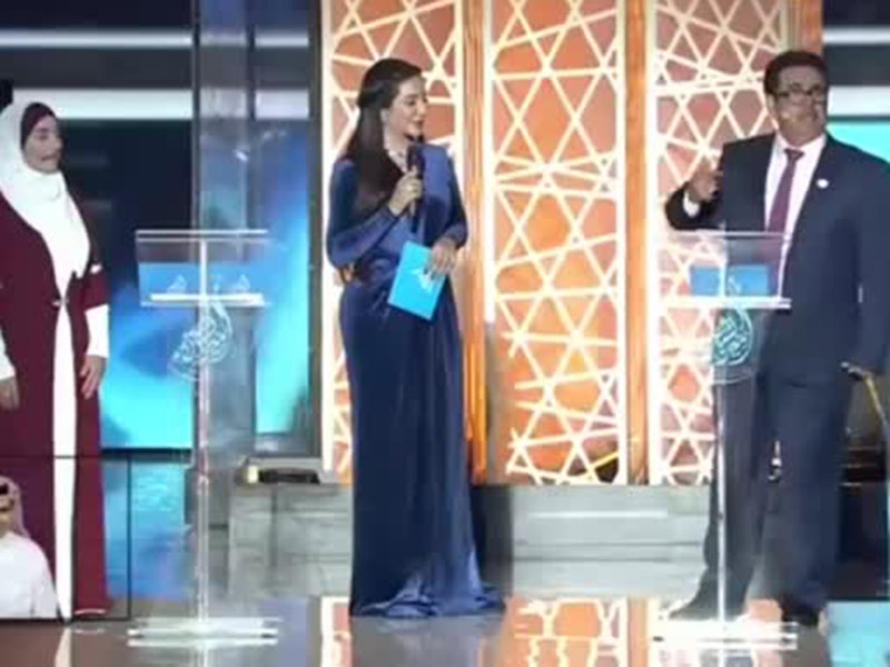 اضغط لمشاهدة الفيديو: شاعر يتغزل بـ لجين عمران في برنامج أمير الشعراء